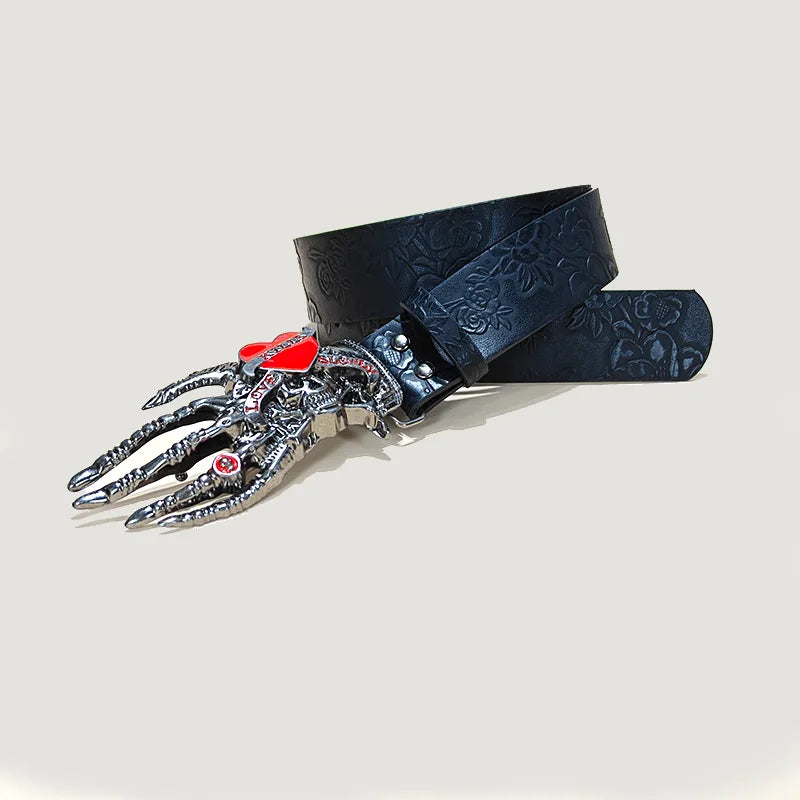Rotgefärbte Gürtelschnalle